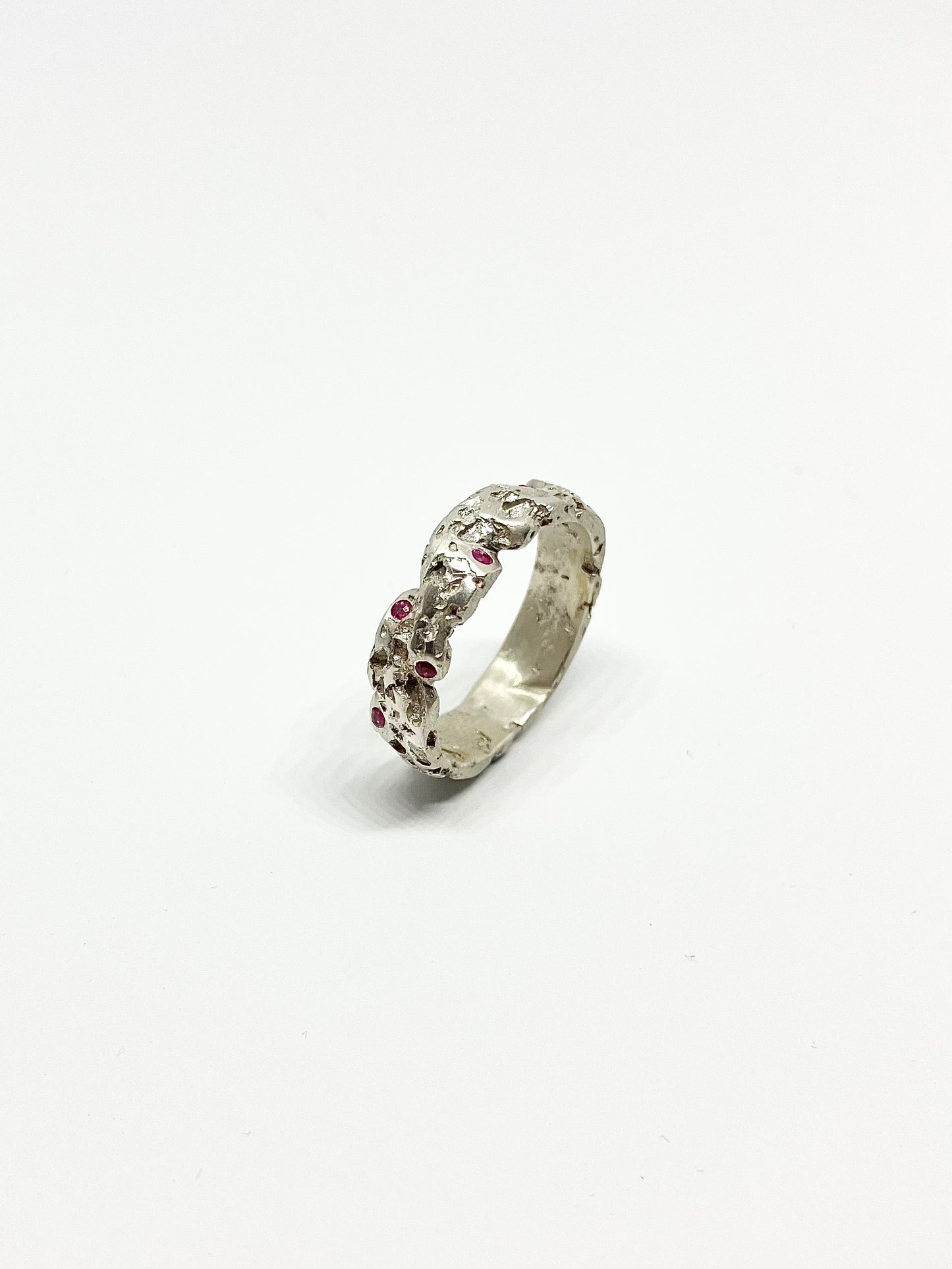 Wavy ring